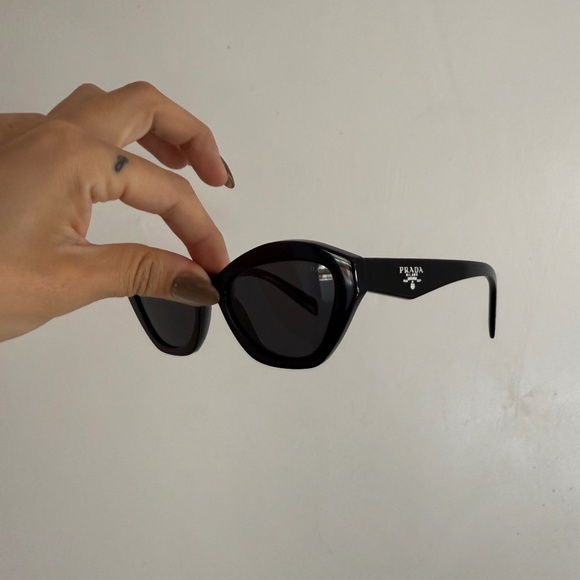 Prada sunglasses - Picture 1 of 7